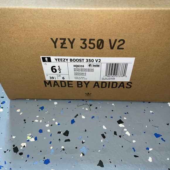 Yeezy boost 350 V2 - Picture 2 of 4